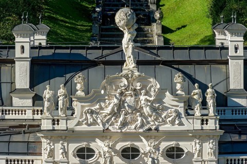 Façade with angel figures, putti around the Bavarian coat of arms, statue of Atlas with the vault