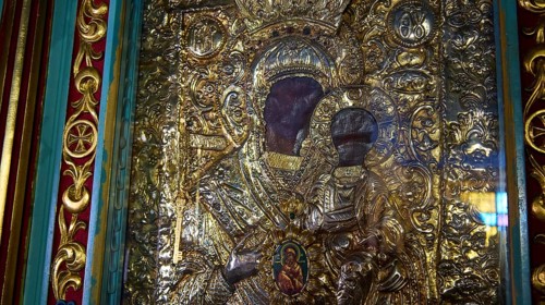 Panagia Kyra Church, Panagia tou Kastrou, Magnificently decorated iconostasis with gold reliefs and