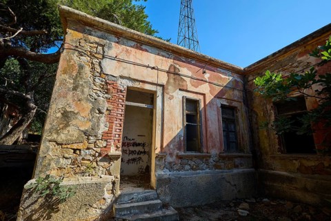 Lost Place, Overgrown old building with graffiti and open doorway, surrounded by vegetation, Radio