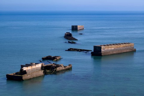 Phoenix Caissons, concrete boxes, caissons, were used in the sea as breakwaters and to form an