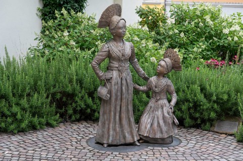 Two bronze sculptures, Überlingen women in festive traditional costume, created in 2023 by the
