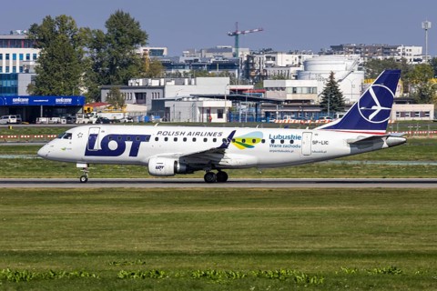 An Embraer 175 aircraft of LOT Polish Airlines with the licence plate SP-LIC and a Lubuskie sticker