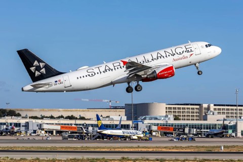 An Austrian Airlines Airbus A320 aircraft with the registration number OE-LBZ and the Star Alliance