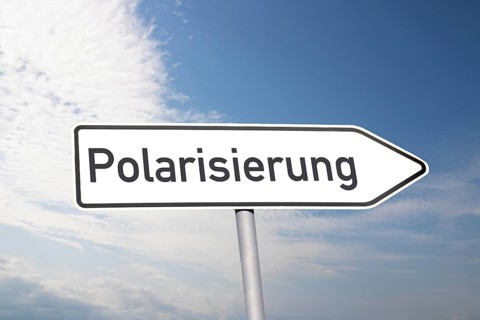 (Photomontage) Directional arrow with the inscription POLARISATION