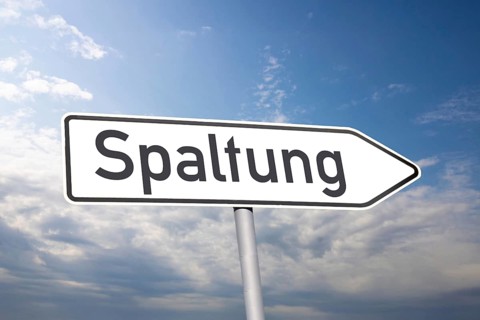(Photomontage) Directional arrow with the inscription SPALTUNG