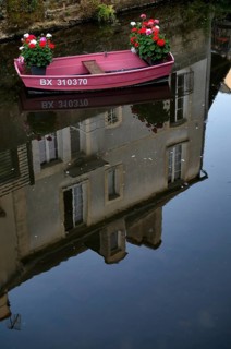 Boat, pink, pink, decorated with flowers, on the river Aure, reflection, tanners' quarter, old