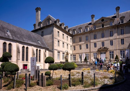 Visitors flock to the museum, Musée de la Tapisserie, Bayeux Tapestry, Old Town, Bayeux, Normandy,