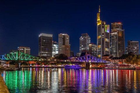 Frankfurt sets an example: The Eiserner Steg will shine in rainbow colours for Christopher Street