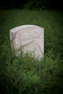 Separate memorial stone for war reporter Robert Capa, actually André Endre Erno Friedman, Mémorial