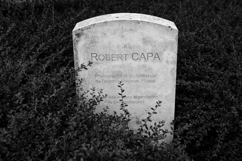 Separate memorial stone for war reporter Robert Capa, actually André Endre Erno Friedman, Mémorial
