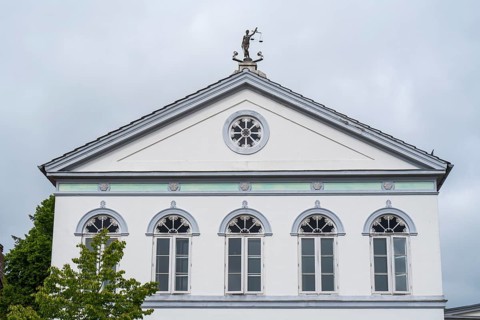 Building on the market square, figure of Justitia on the roof ridge, Old Town, Tönning, North