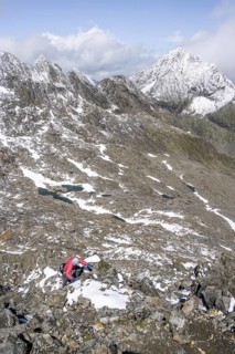 Mountaineers in a rocky mountain landscape, ascent to the Keeskopf from the Niedere Gradenscharte,