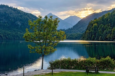Alpsee at Neuschwanstein Castle, behind Vilser Kegel, Brentenjoch with Roßberg, Tannheimer Berge,