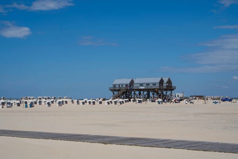 New pile dwellings on the beach with beach attendant and toilets, beach chairs, wooden jetty, Sankt