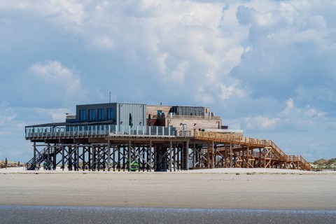 New pile dwelling on the beach, low tide, cloudy, Sankt Peter Ording, Eiderstedt, North Frisia,