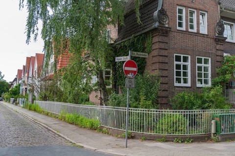 Living in the district WQeidedamm, Torgauer Stasse, corner Am Weidedamm, brick architecture, gabled