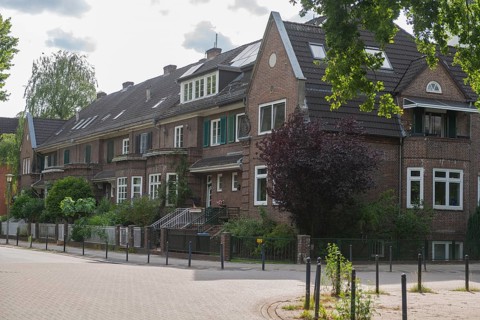 Living in the Weidedamm district, Am Weidedamm, brick architecture, bay window, front garden with