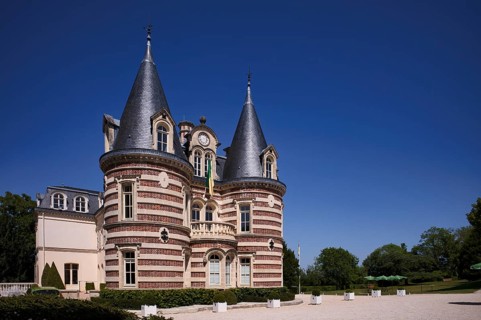 Hotel, headquarters, company headquarters, head office, champagne brand Comtesse Lafond, château,