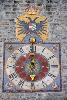 Colourful tower clock with coat of arms, Zwölferturm, historic old town, Sterzing, South Tyrol,