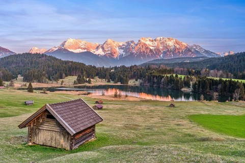 Alpenglow at Geroldsee, lake, hut, mountains, Karwendel Mountains, Geroldsee, Krün, Upper Bavaria,