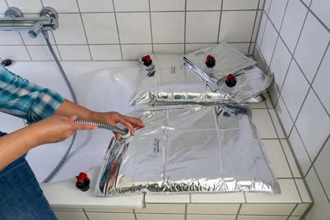 Filling a 10 litre water bag, for storing drinking water at home, as an emergency reserve in the