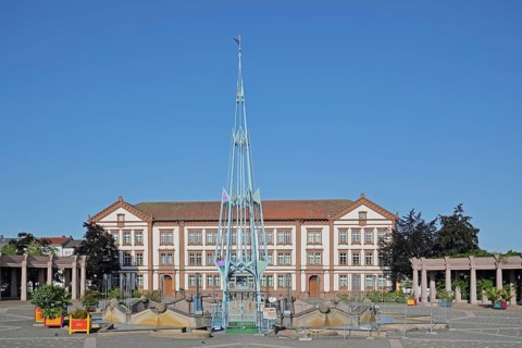 New town hall built in 1879 and fountain with obelisk, arcade, parade ground, Pirmasens,