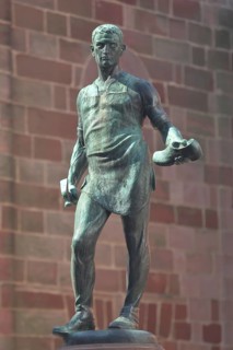 Cobbler's fountain with cobbler Johann Joß sculpture as a symbol of the former shoe industry and