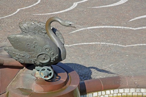 Castle fountain with swan figure by Gernot Rumpf 1984, water jet, bronze sculpture, modern art,