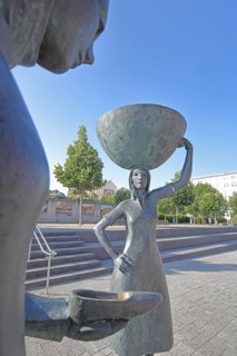 Sculpture Shoe Carrier by Martin Schöneich 2015, monument to woman during the development of the