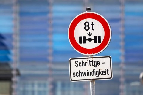 Traffic sign 263, actual axle load of eight tonnes. Walking speed. Karlsruhe, Baden-Württemberg,