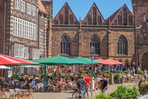 Nave of Our Lady's Church, pointed gable, historic building with bay windows, numerous tourists,