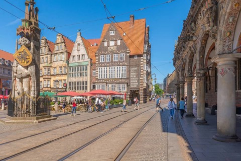 Market square with the Bremen Roland with sword and shield with imperial eagle of the Holy Roman