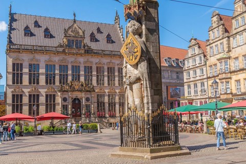 Market square with the Bremen Roland with sword and shield with imperial eagle of the Holy Roman