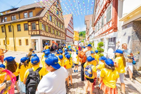 Children in yellow clothes enjoying a street party, 950 years Calw, parade Calw, Black Forest,