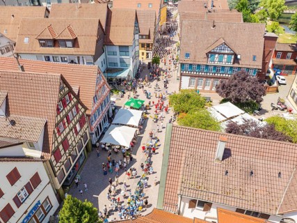 Bird's eye view of a town with a festive atmosphere and half-timbered houses, 950 years of Calw,
