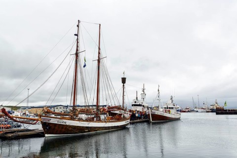 Boats in the harbour, fishing village at Skjalfandi Bay, rain clouds, Husavik, Húsavík, North