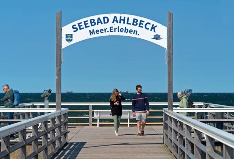 Seaside resort Ahlbeck, Meer.Erleben, Welcome sign at the pier in Ahlbeck, Usedom Island,