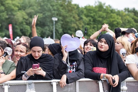 Festivalgoers in the front row at the Lollapalooza Festival in the Olympiastadion and on the