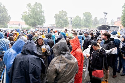 Audience in the rain, Wanda, rock/pop band, Austria, Schön bei dir Live 2025 Tour, open air at the