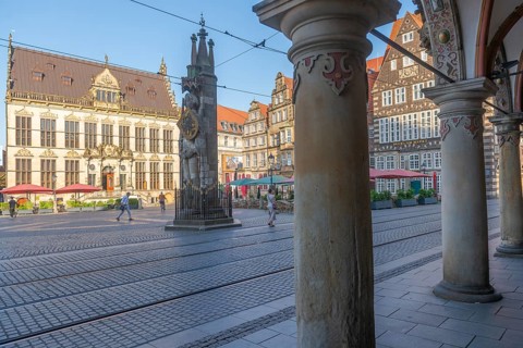 Historic market square with Schütting House, the Chamber of Industry and Commerce (left), and the