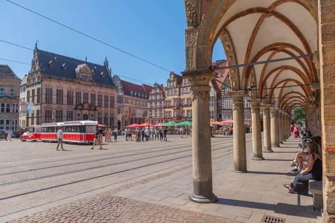 Historic market square with the Schütting House, the Chamber of Commerce and Industry (left), and