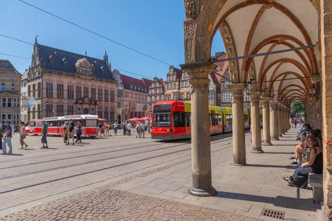 Historic market square with the Schütting House, the Chamber of Commerce and Industry (left), and