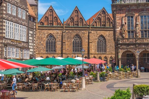 Nave of the church Unser Lieben Frauen Kirche between Haus Becks am Markt with bay windows and town