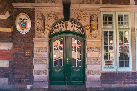 Consulate of the Republic of Ecuador, Am Markt 1, national coat of arms, entrance with gilded