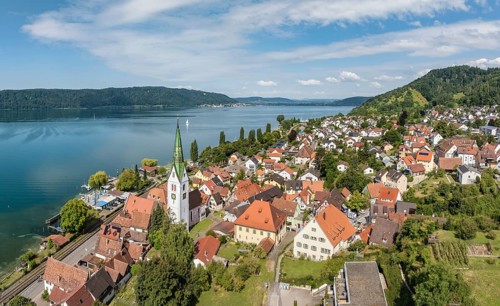 Luftbild von der Ortschaft Sipplingen am Bodensee bei sommerlicher Vegetation, gegenüber der