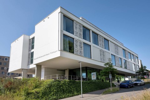 Moderne Architektur, Ronald McDonald Haus, ein Zuhause auf Zeit für Kinder und Eltern, die im