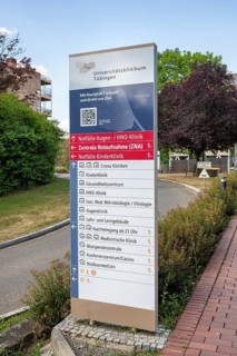 Wegweiser, Pylone, Stele zu verschiedene Notaufnahmestellen, Notfallmedizin und Fachkliniken, Crona