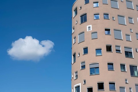 Hausfassade mit vielen unterschiedlichen Fenstern, Detailansicht, GZT Gästehaus der