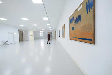 Wide-angle view of a gallery exhibition with a minimalistic atmosphere, Schauwerk, Sindelfingen,