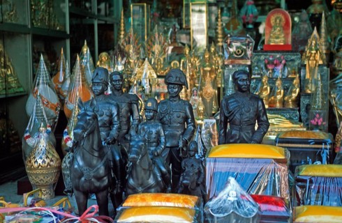Window display, soldiers, cavalry, figurines, Bangkok, Thailand, December 2002, vintage, retro,